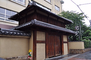 茨木城跡　茨木小学校模擬城門