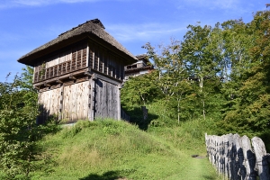 真弓山城の復元建築物