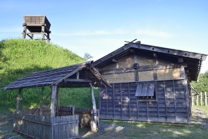 真弓山城の復元建築物